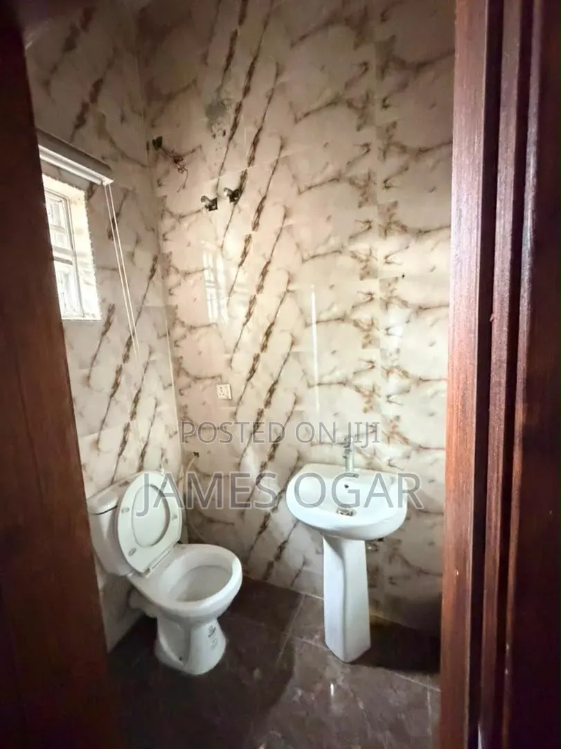 Mini Flat in Roxbury Estate, Vgc, Chevron for rent in Chevron
