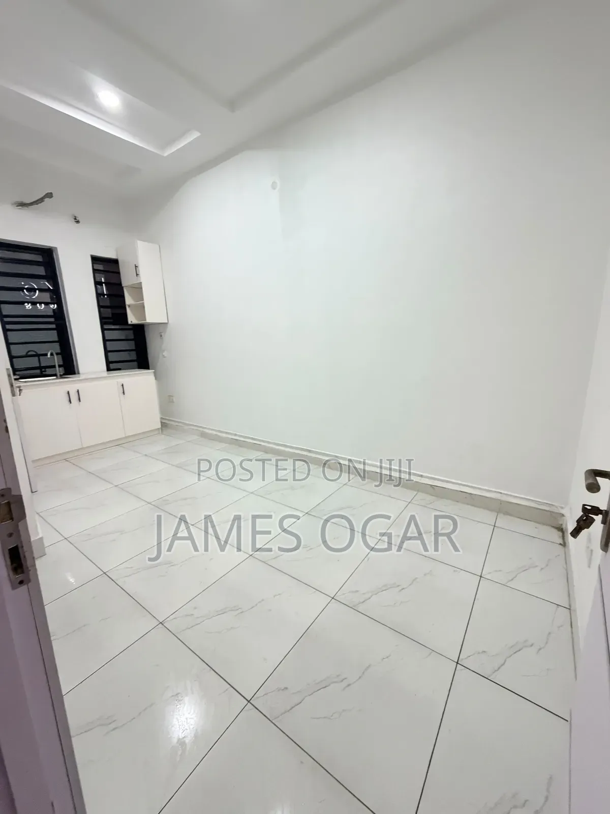 Studio Apartment in Orchid Road, Chevron for rent in Chevron