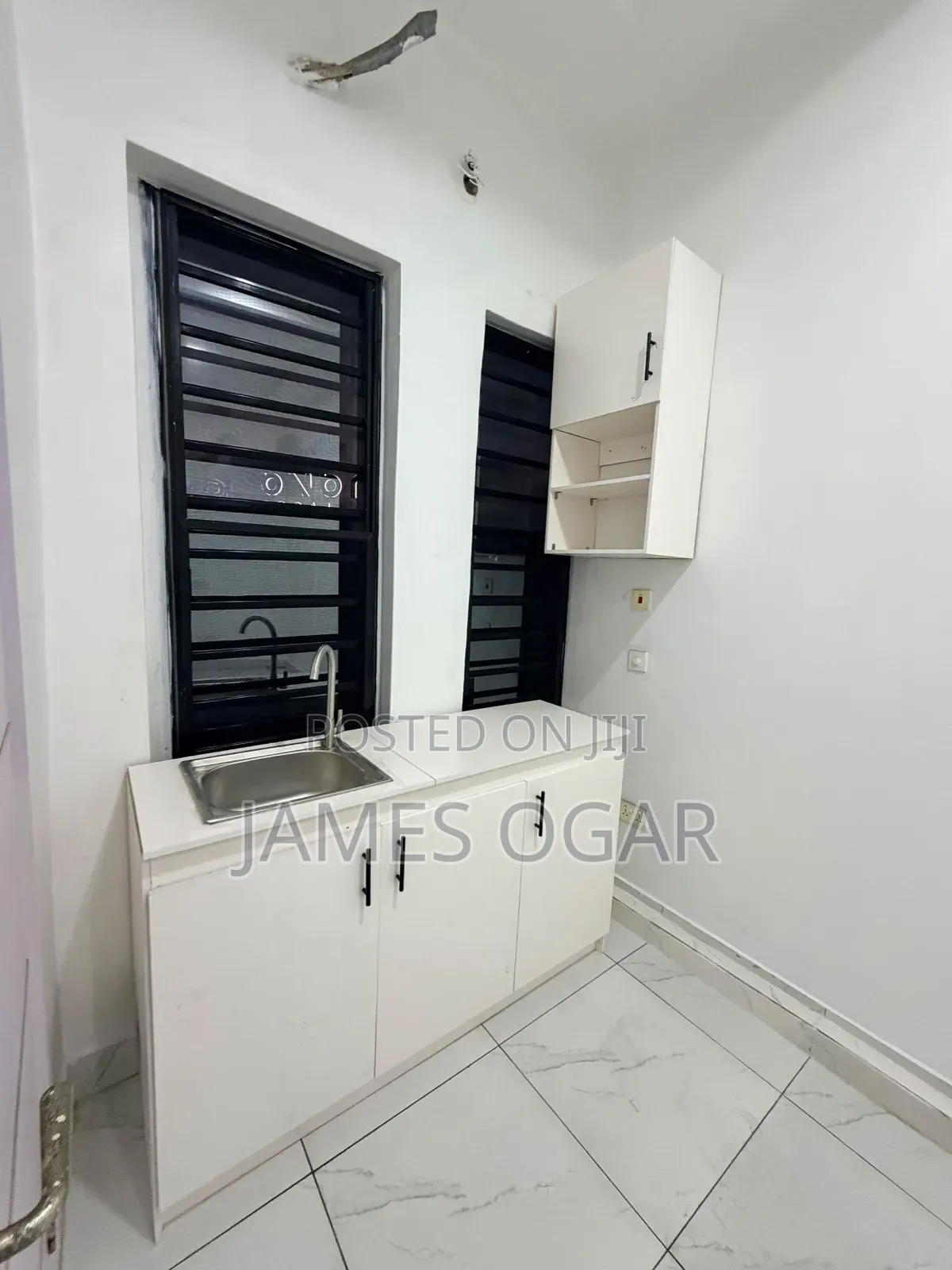 Studio Apartment in Orchid Road, Chevron for rent in Chevron