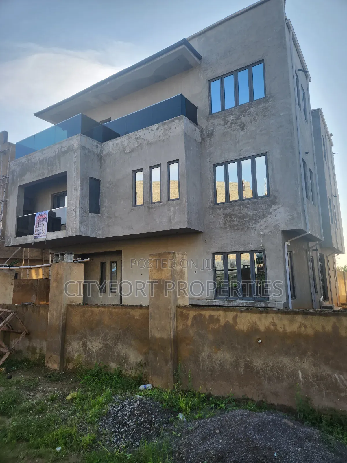 5bdrm Duplex in Apo District for sale in Apo District