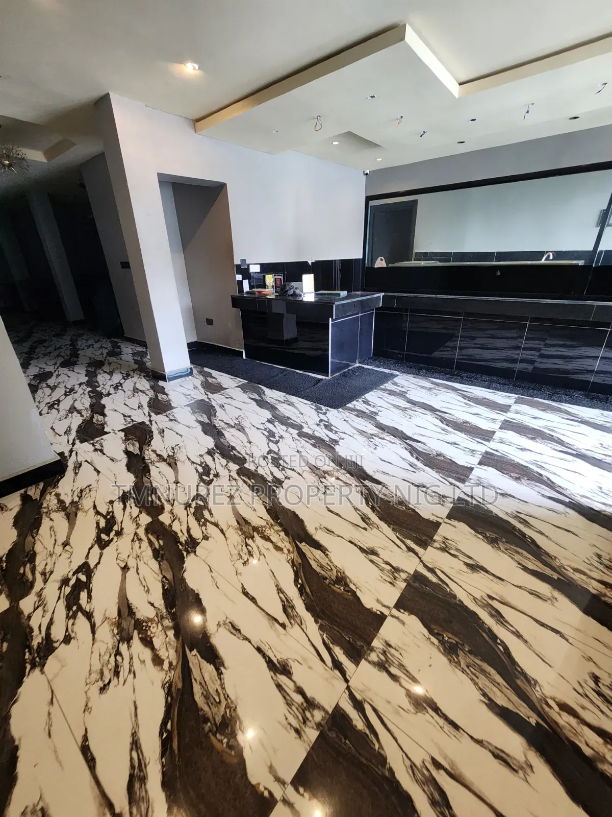 Groundfloor Shop Direct Faccing Road in a Busy Road Lekki Phase1 in Lekki Phase 1