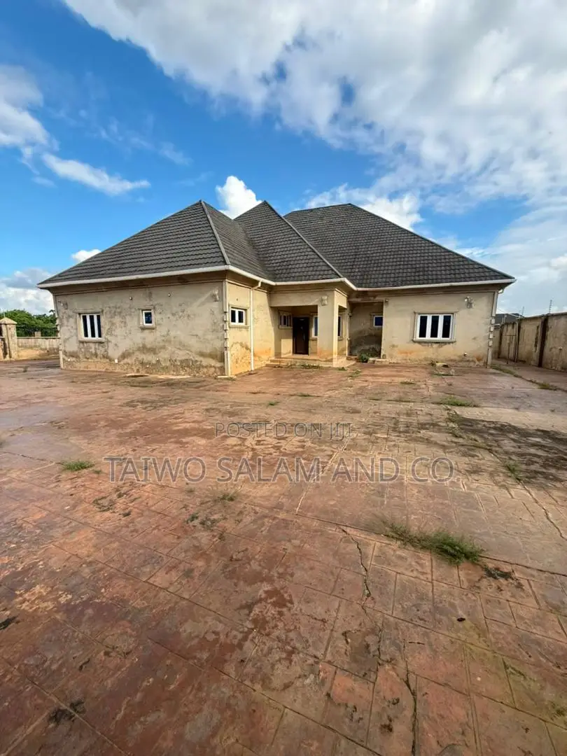 5bdrm Bungalow in Akobo for sale in Akobo