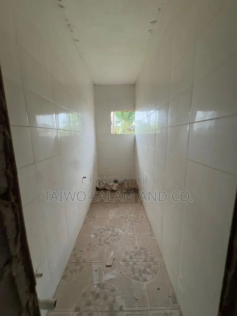 787sqm Land With Office Commercial Complex in Ibadan Polytechnic/University