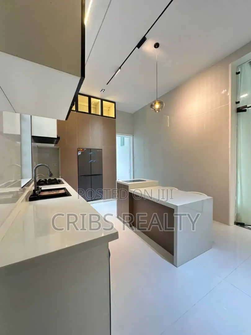 5bdrm Duplex in Chevron for sale in Chevron