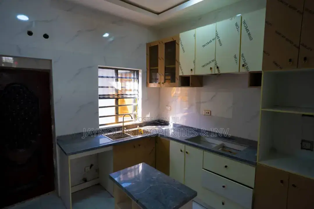 2bdrm Duplex in Lafiaji for sale in Lafiaji