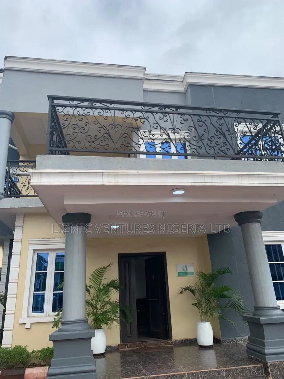 Standard Office Space Tolet in Mangoro