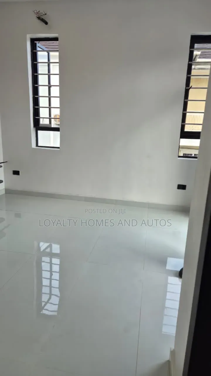 A Functional and Well Maintained 21 Room Hotel in Adelabu