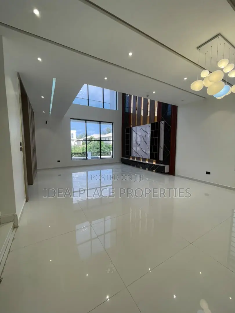 5bdrm Duplex in Ikota for sale in Ikota