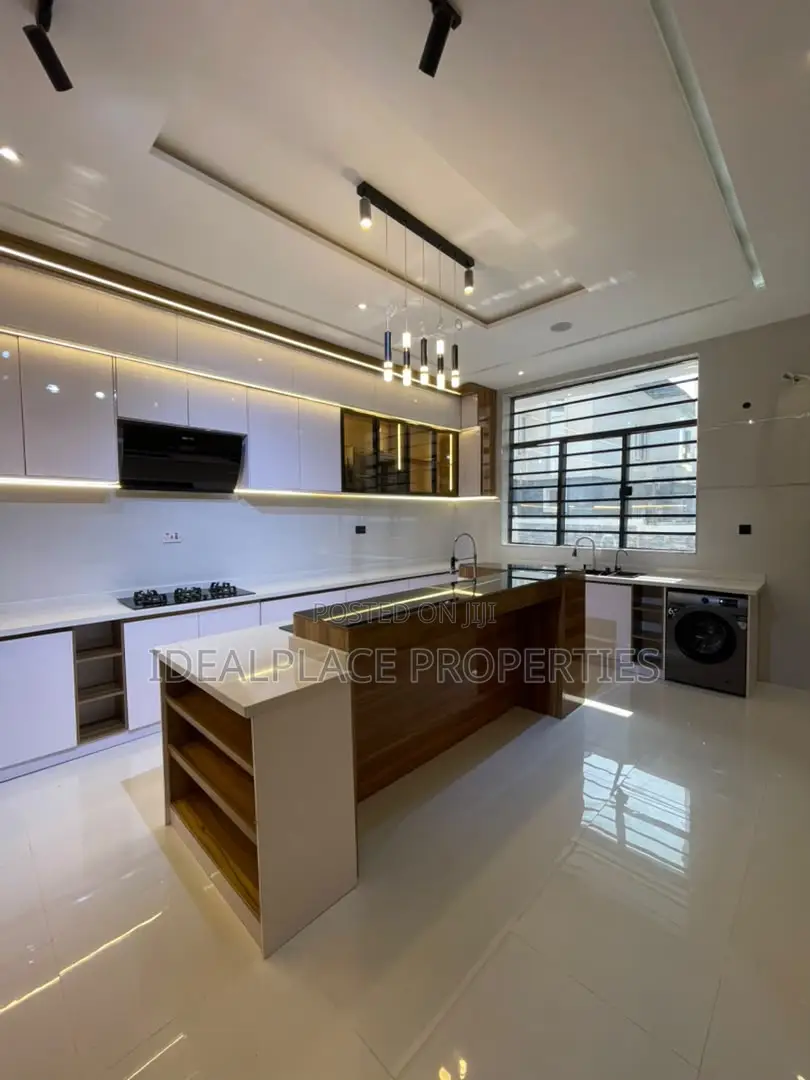 5bdrm Duplex in Ikota for sale in Ikota