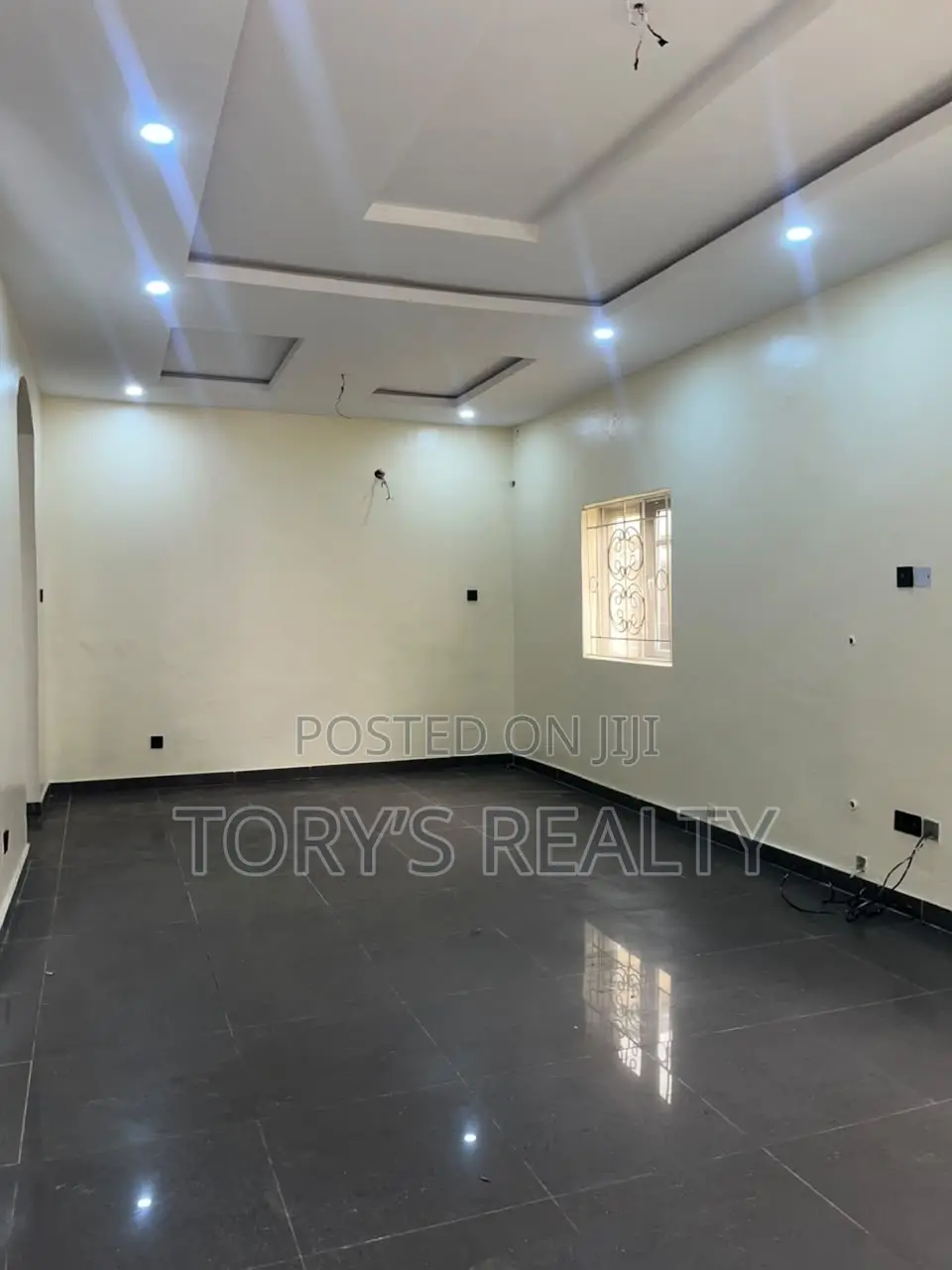 5bdrm Duplex in Chevron for rent in Chevron