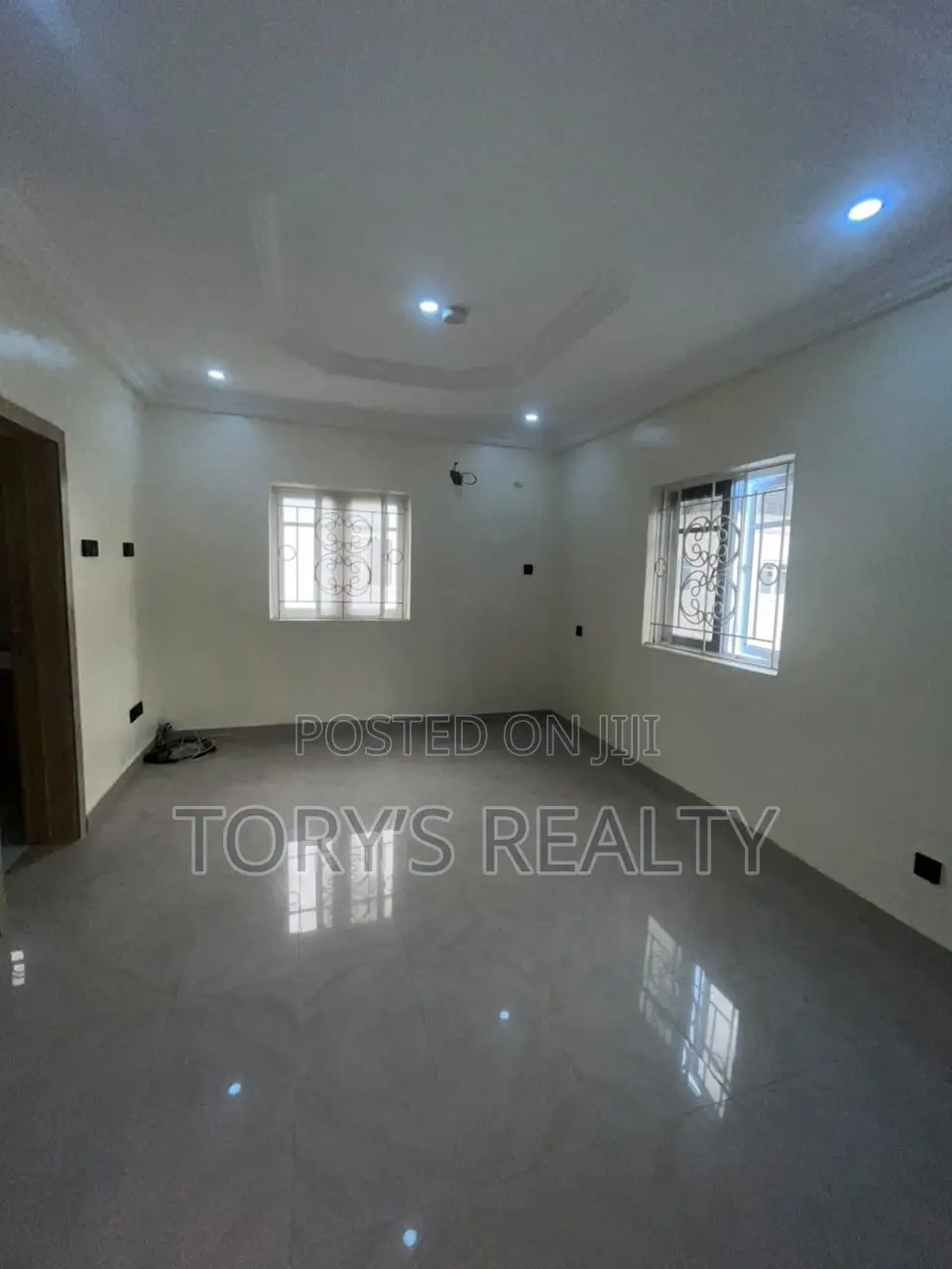 5bdrm Duplex in Chevron for rent in Chevron