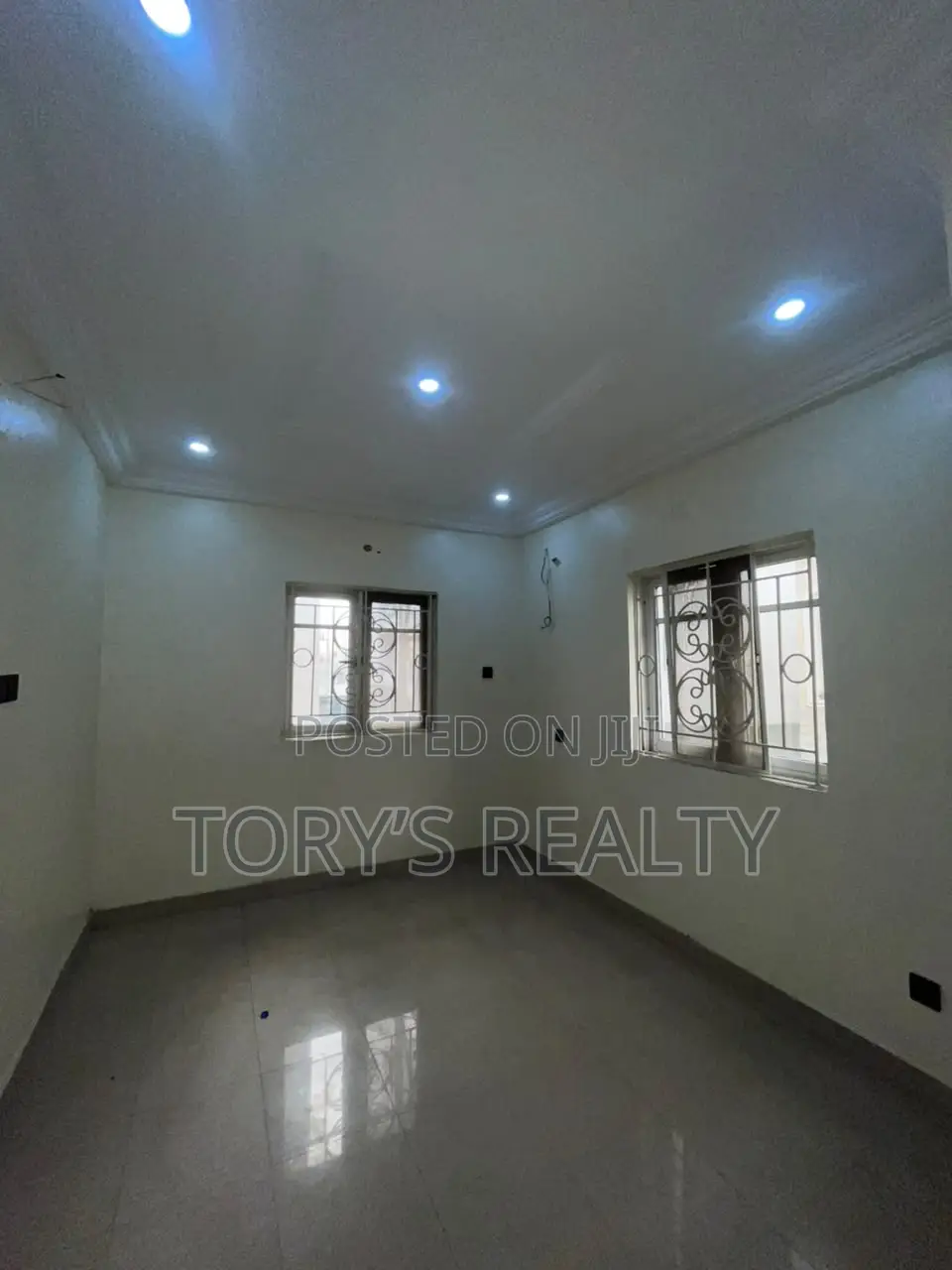 5bdrm Duplex in Chevron for rent in Chevron