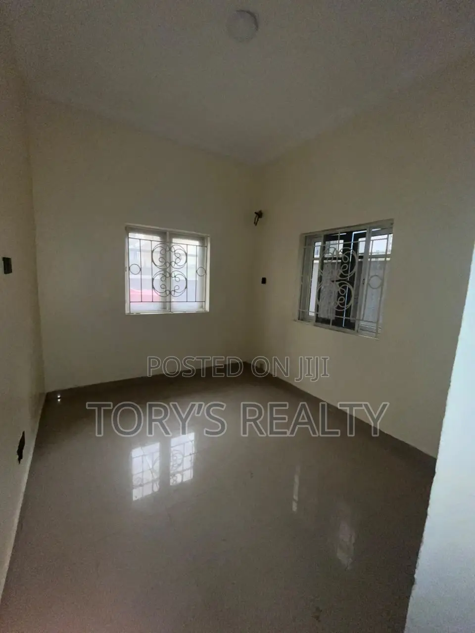 5bdrm Duplex in Chevron for rent in Chevron