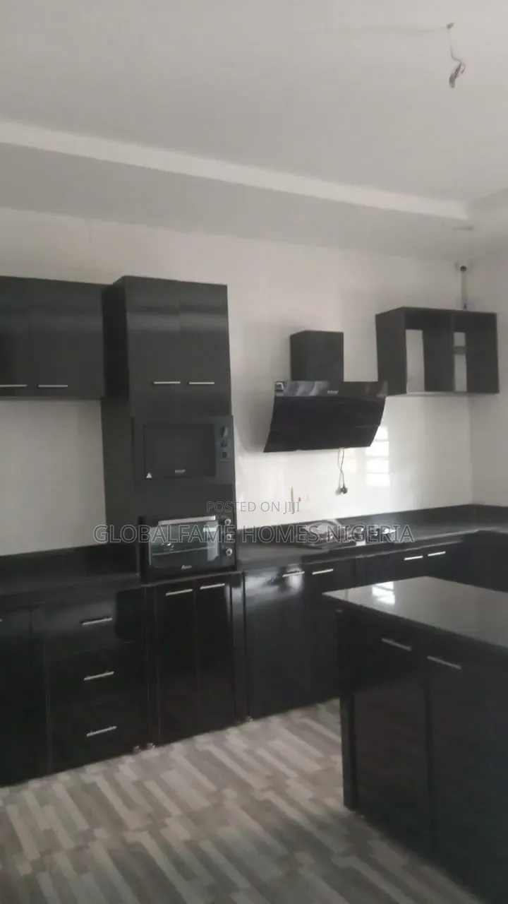4bdrm Duplex in In An Estate By for rent in Lakowe