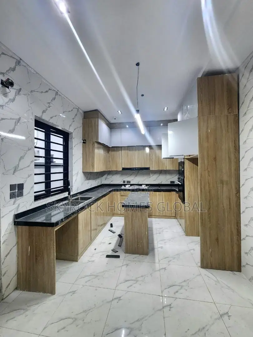 4bdrm Duplex in Chevron for rent in Chevron