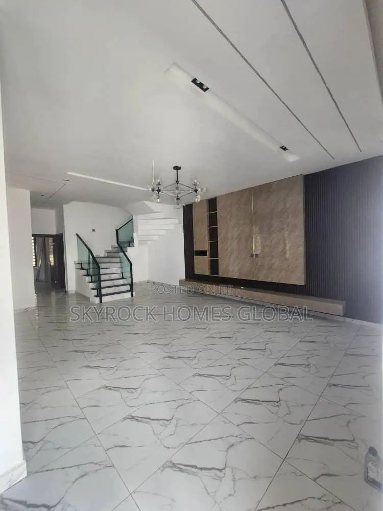4bdrm Duplex in Chevron for rent in Chevron