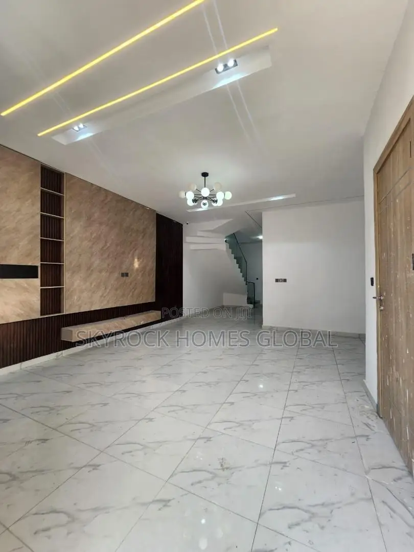 4bdrm Duplex in Chevron for rent in Chevron