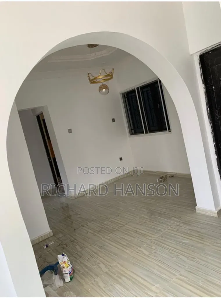 8bdrm Block of Flats in Close To Express, Awoyaya for sale in Awoyaya
