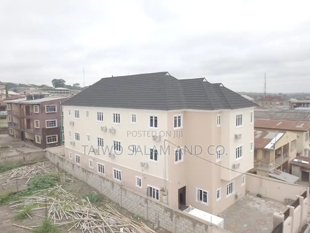 20bdrm Apartment in Agbowo for sale in Agbowo