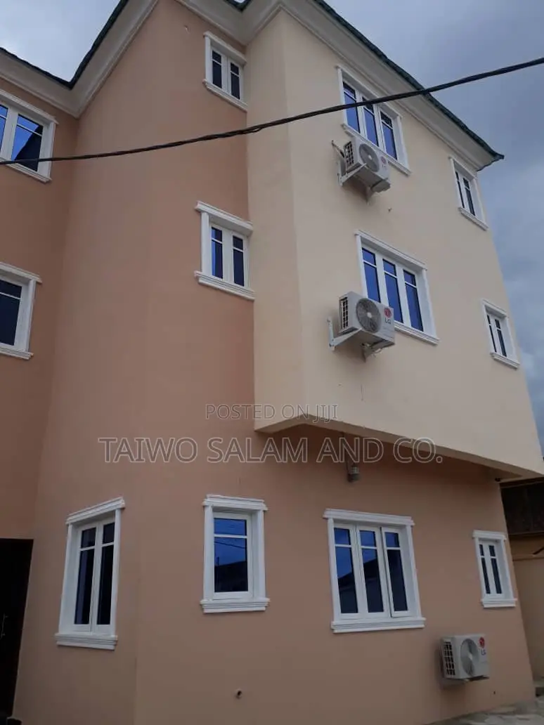 20bdrm Apartment in Agbowo for sale in Agbowo