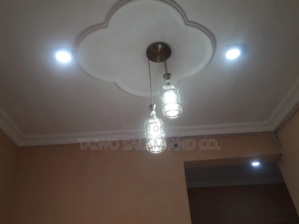 20bdrm Apartment in Agbowo for sale in Agbowo