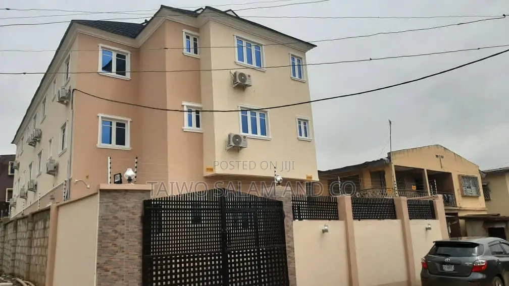 20bdrm Apartment in Agbowo for sale in Agbowo