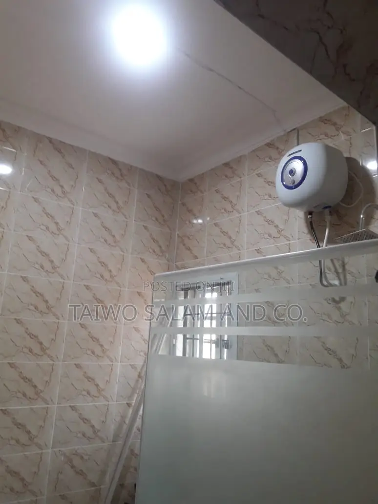 20bdrm Apartment in Agbowo for sale in Agbowo