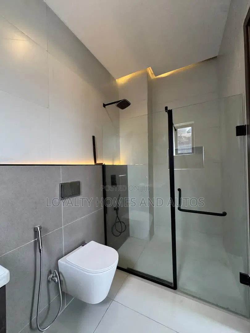 5bdrm Duplex in Jakande for sale in Jakande