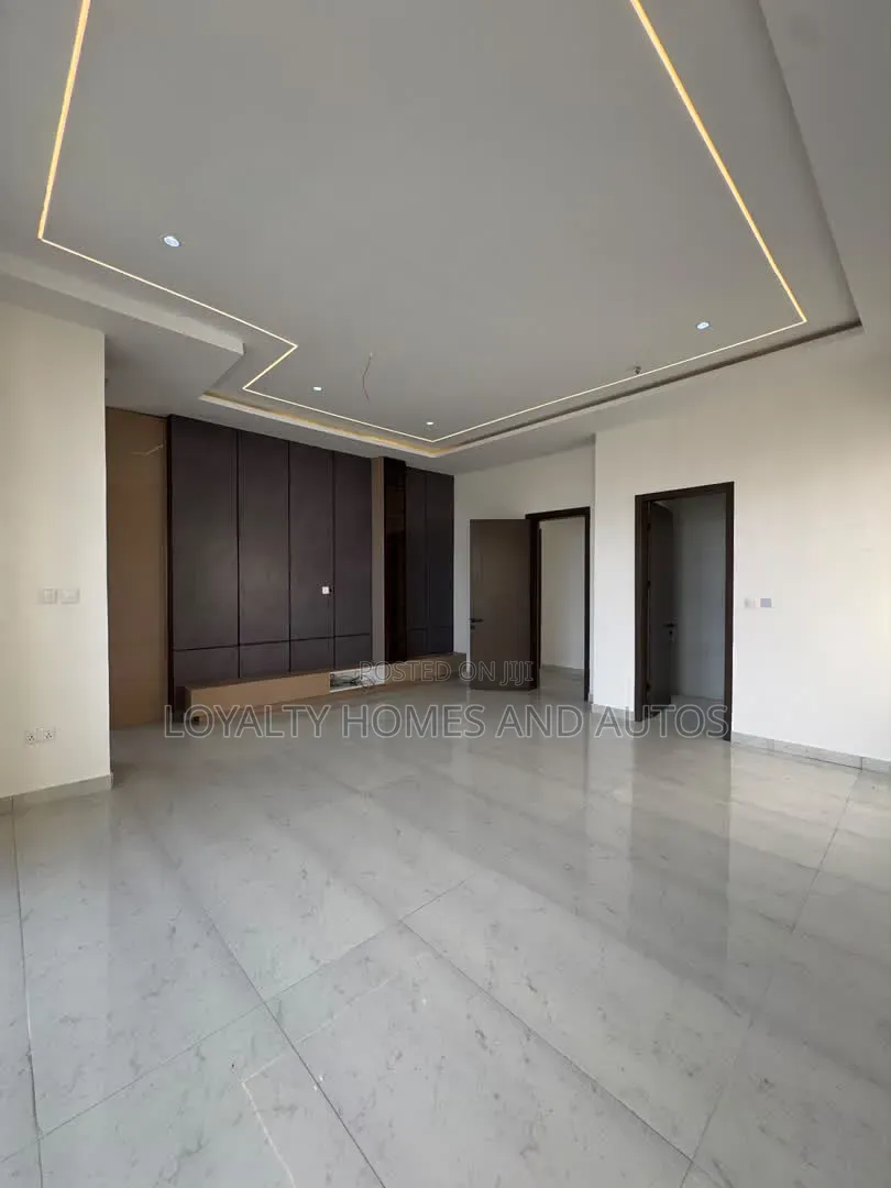 5bdrm Duplex in Jakande for sale in Jakande