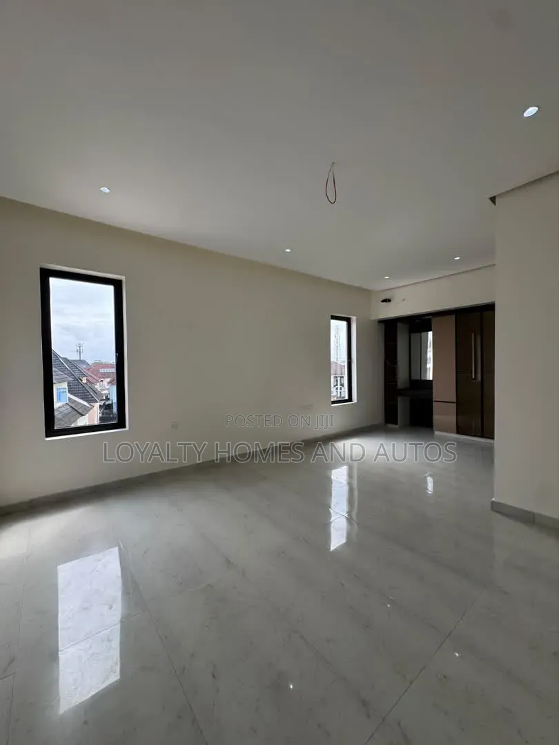 5bdrm Duplex in Jakande for sale in Jakande