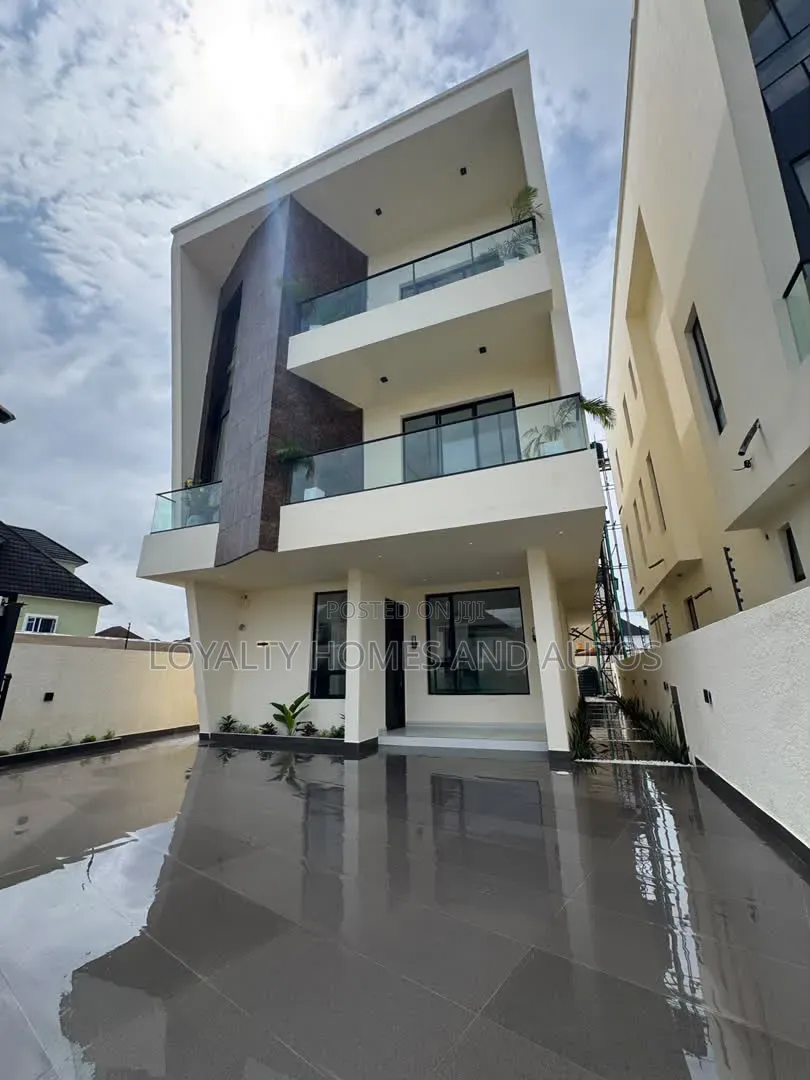 5bdrm Duplex in Jakande for sale in Jakande