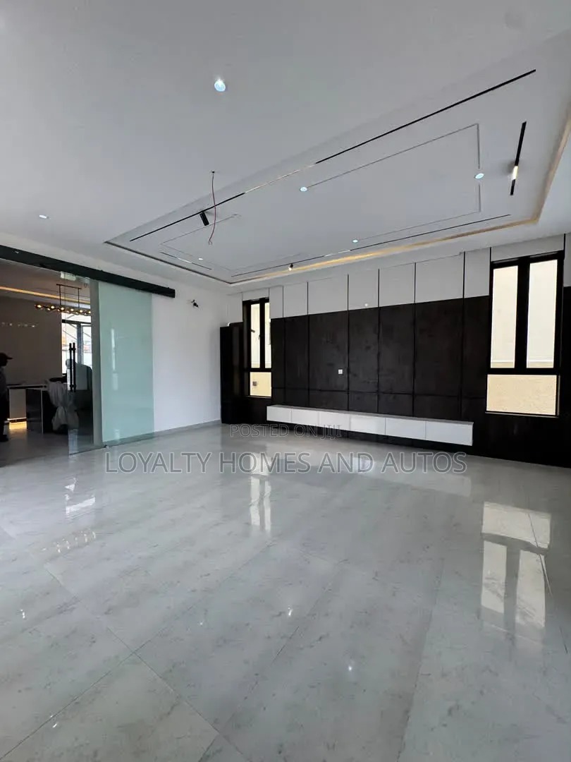 5bdrm Duplex in Jakande for sale in Jakande