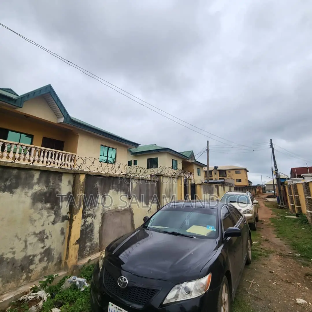 3bdrm Block of Flats in Ologuneru for sale in Ologuneru