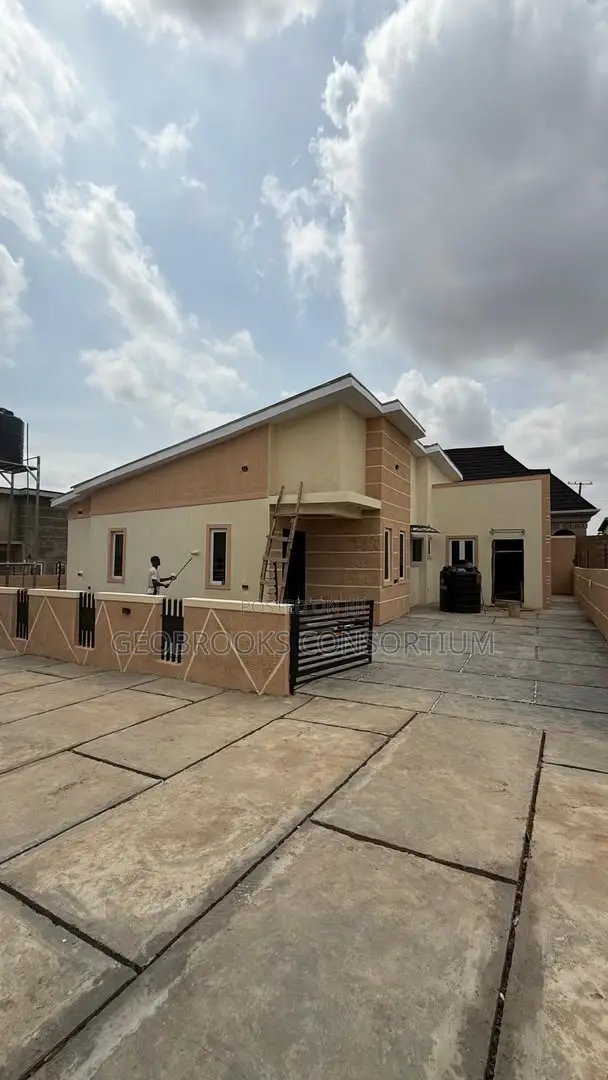 3bdrm Bungalow in Tinubu Estate, Iwo Road for sale in Iwo Road