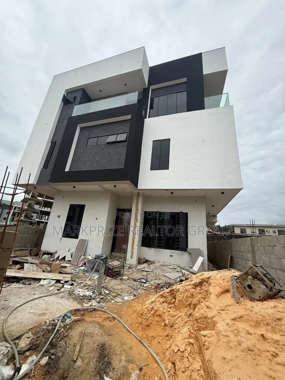 4bdrm Duplex in Opebi Ikeja Lagos for sale in Opebi