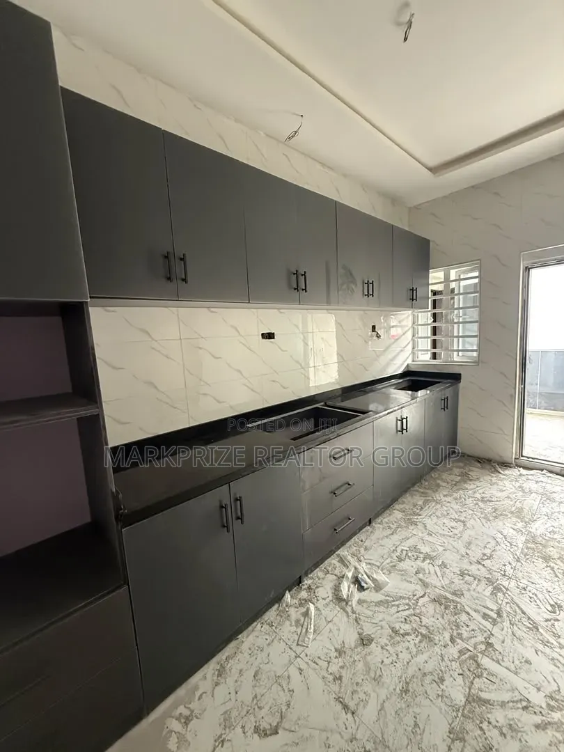 3bdrm Apartment in Opebi Ikeja Lagos for sale in Opebi