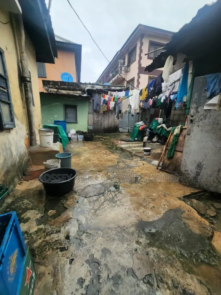 10bdrm Bungalow in Ojuelegba for sale in Ojuelegba