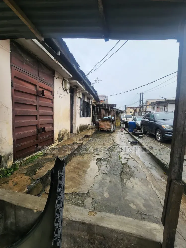 10bdrm Bungalow in Ojuelegba for sale in Ojuelegba