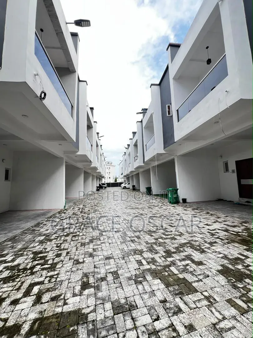 4bdrm Duplex in Ikota for rent in Ikota