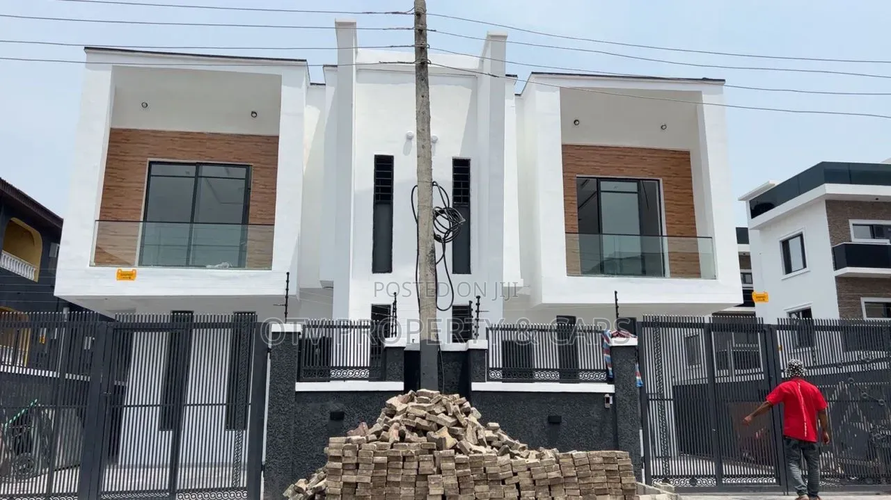4bdrm Duplex in Agungi for sale in Agungi