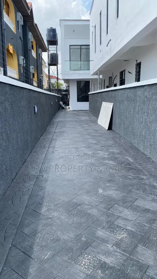 4bdrm Duplex in Agungi for sale in Agungi