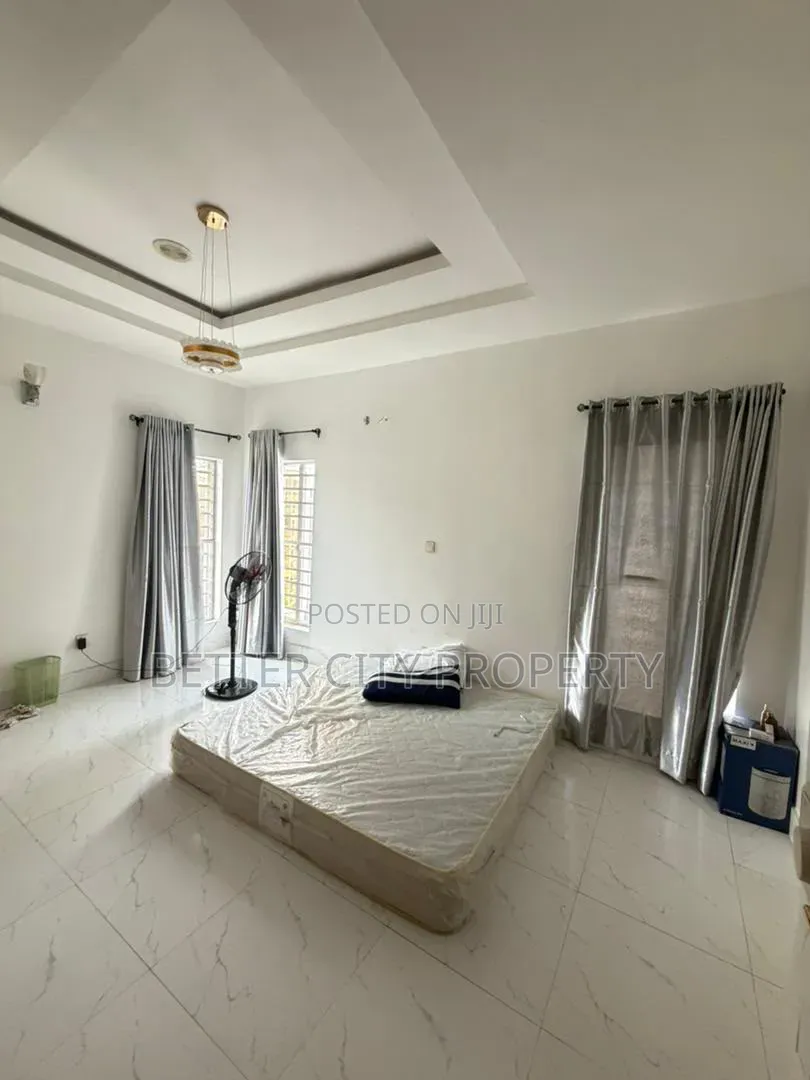 4bdrm Duplex in In Secured Estate At for sale in Lekki Phase 1