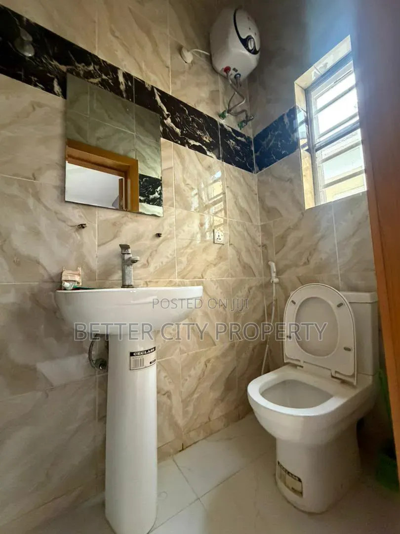 4bdrm Duplex in In Secured Estate At for sale in Lekki Phase 1