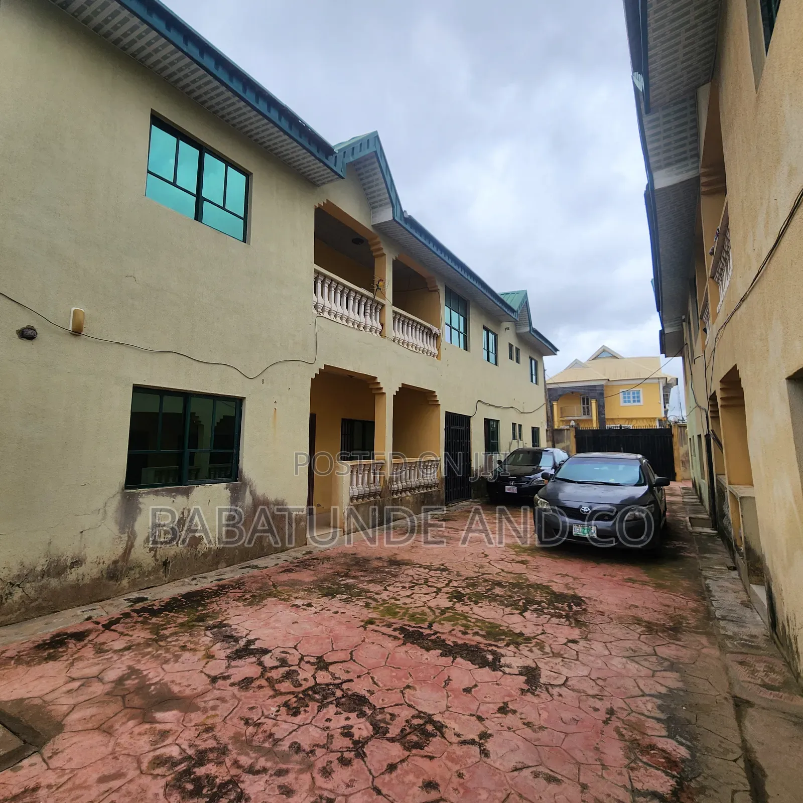 3bdrm Block of Flats in Aba Nla, Ologuneru for sale in Ologuneru