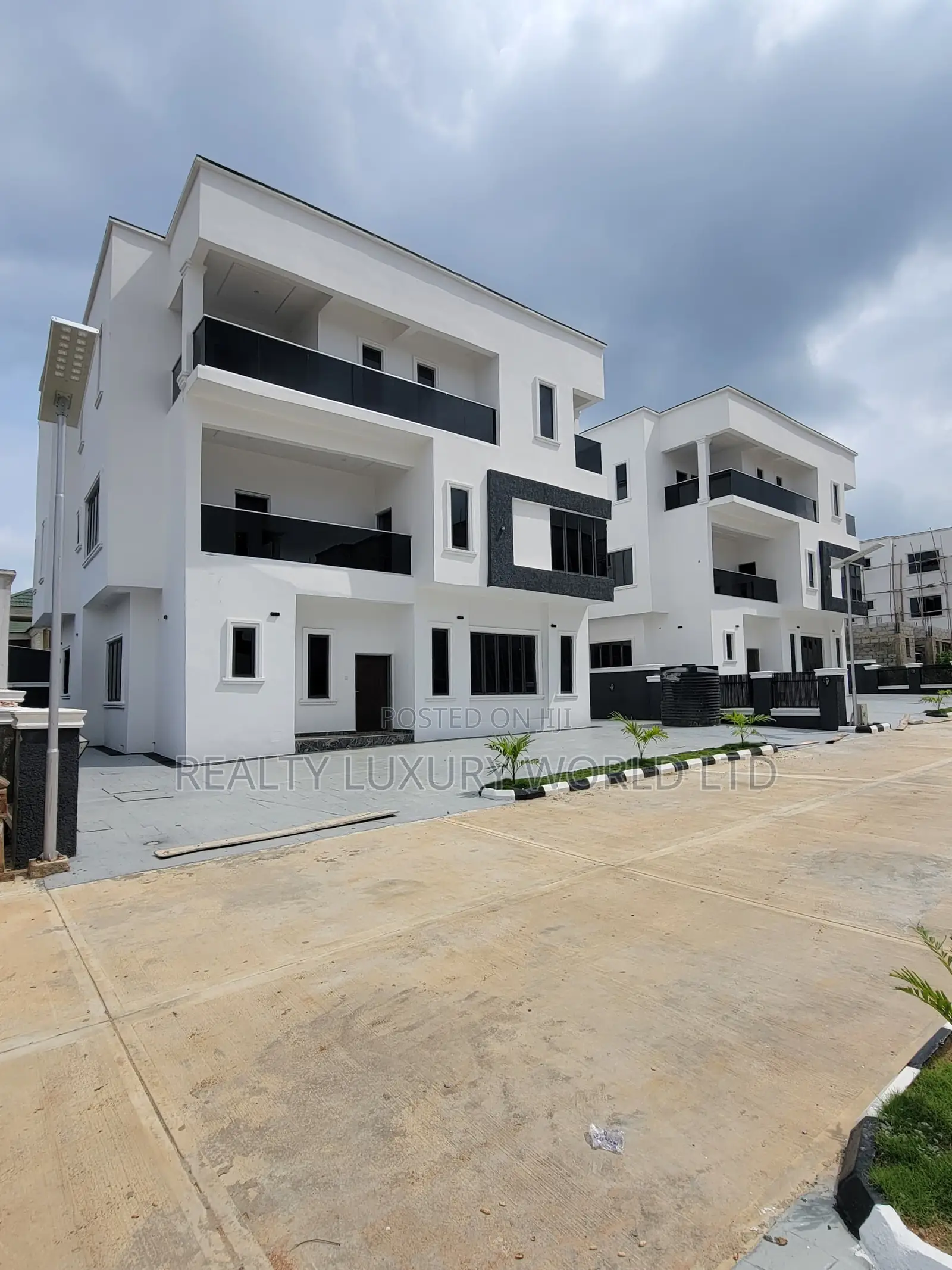 6bdrm Duplex in Kiami for sale in Kiami