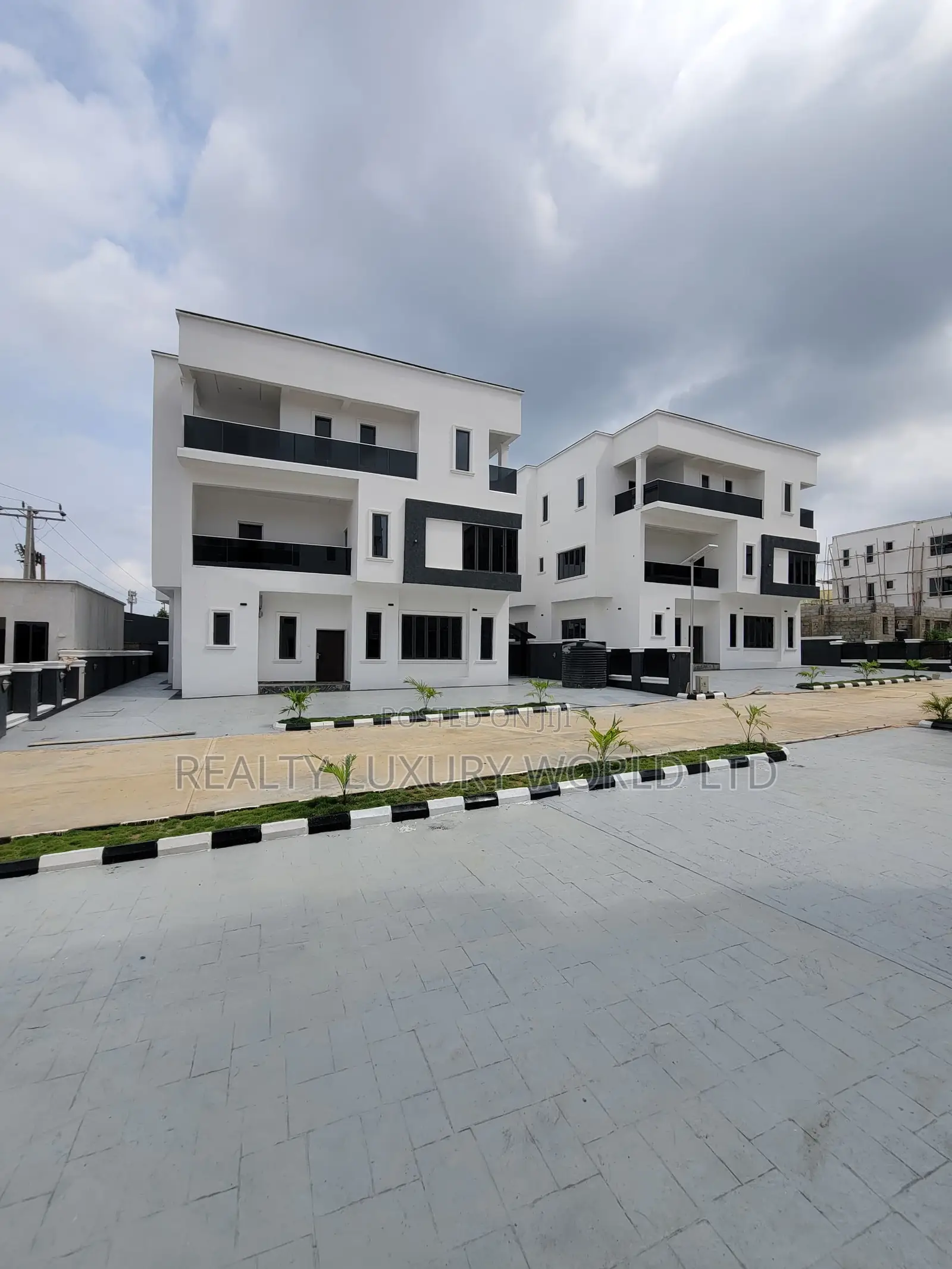 6bdrm Duplex in Kiami for sale in Kiami