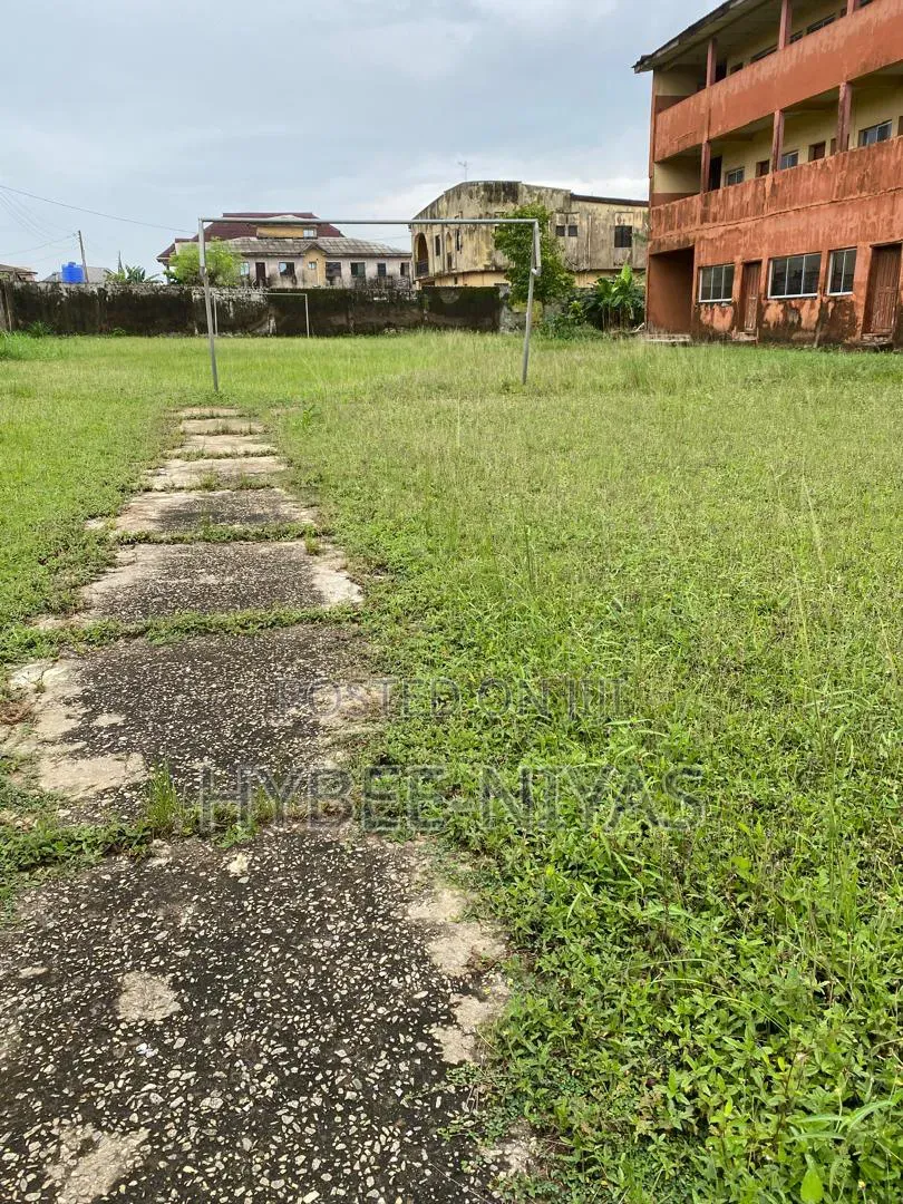 School for Sell in Abaranje