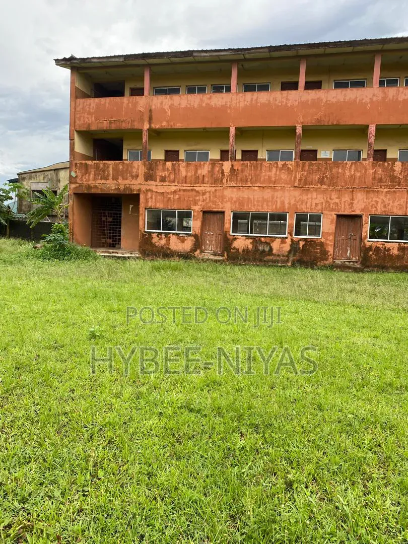 School for Sell in Abaranje