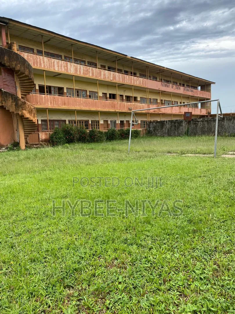 School for Sell in Abaranje