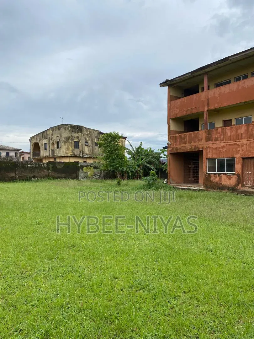 School for Sell in Abaranje